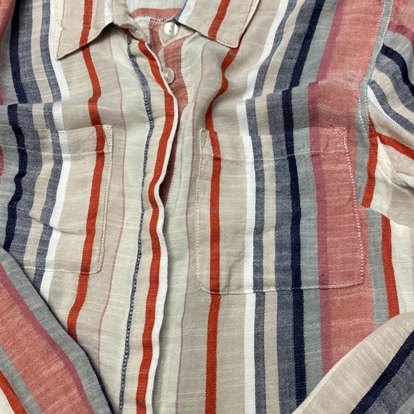 Two pockets in the front button up 100% Rayon shirt - Picture 8 of 8